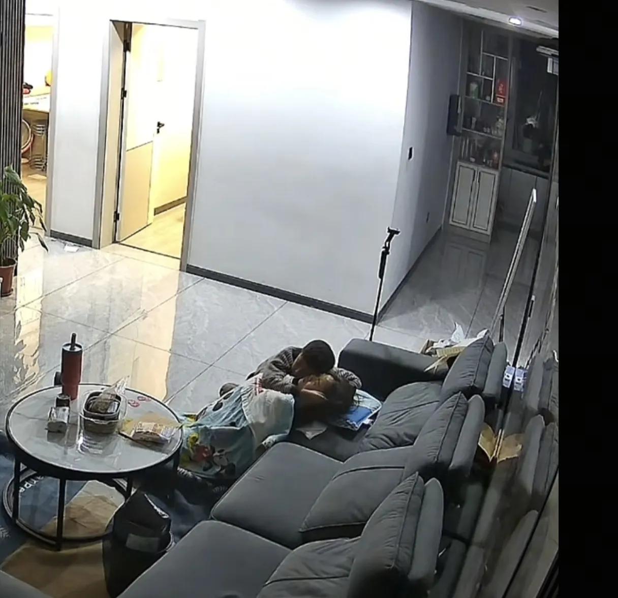 看哭了！女子辅导孩子作业时，焦虑的晕倒了，她儿子在女子晕倒的50多分钟里，不敢打