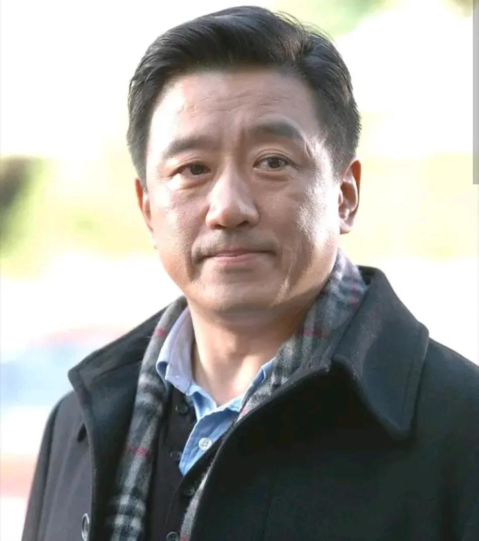 丁勇岱为啥能一部戏接一部戏的拍。
像他那个年龄段的男演员。比如陈宝国，陈道明，李