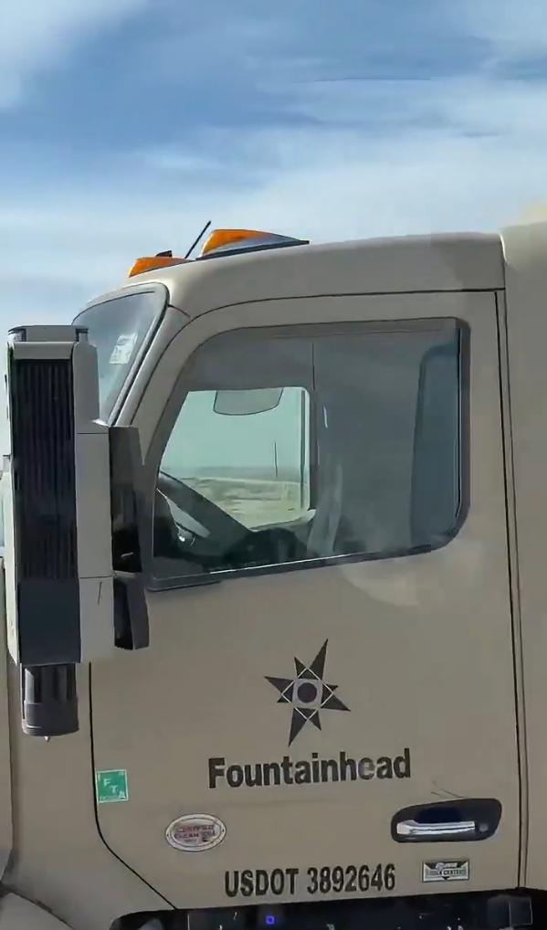 一位美国德克萨斯州居民偶遇了一辆搭载尖端技术的全新自动驾驶卡车。这些卡车用于运输