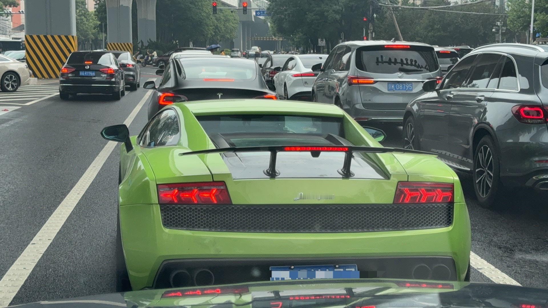 街拍，见到一辆当年最喜欢的车。车评精选汽车评价大v聊车