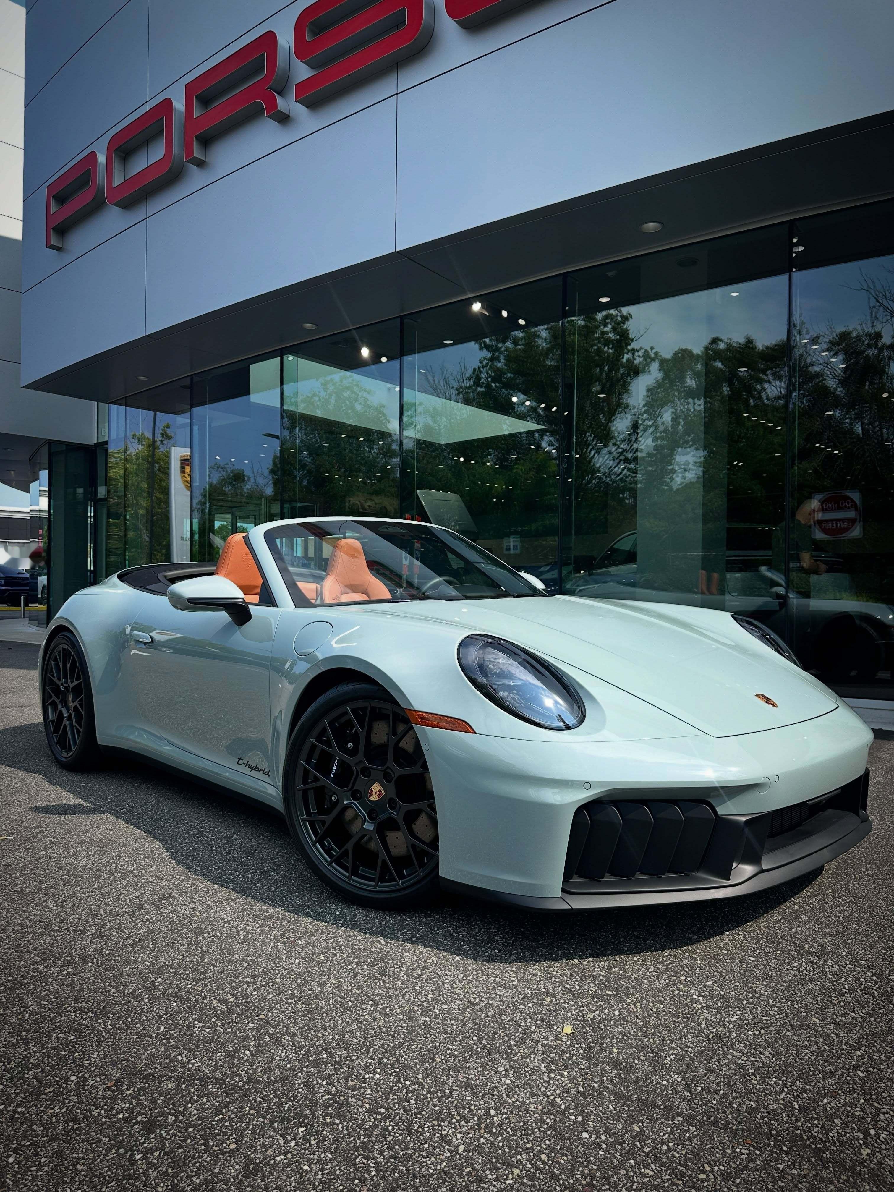 保时捷911 Carrera 4 GTS敞篷版（992.2代），这台车选装了十分