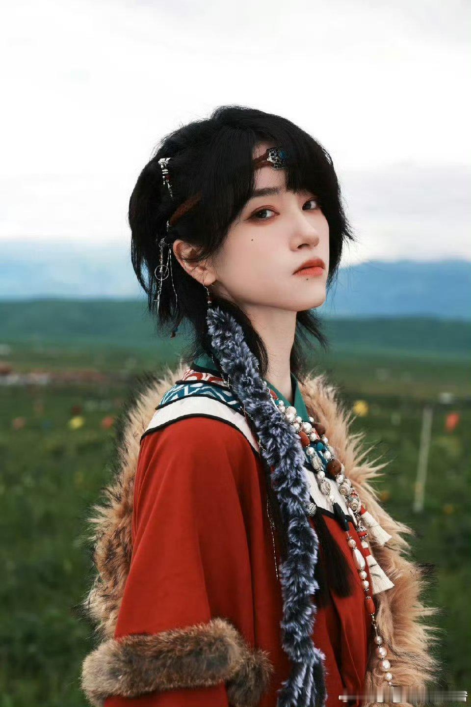 蒋芸与太阳肩并肩新疆的风是不是有魔力，把她吹得这么自由，羡慕哭了谁我不说！这自由