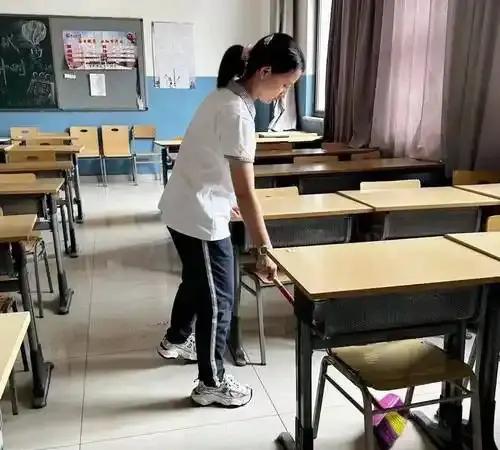 内蒙古包头，一中学班主任因扫把损坏，与女学生发生争执，被学生顶撞后，他情绪失控，
