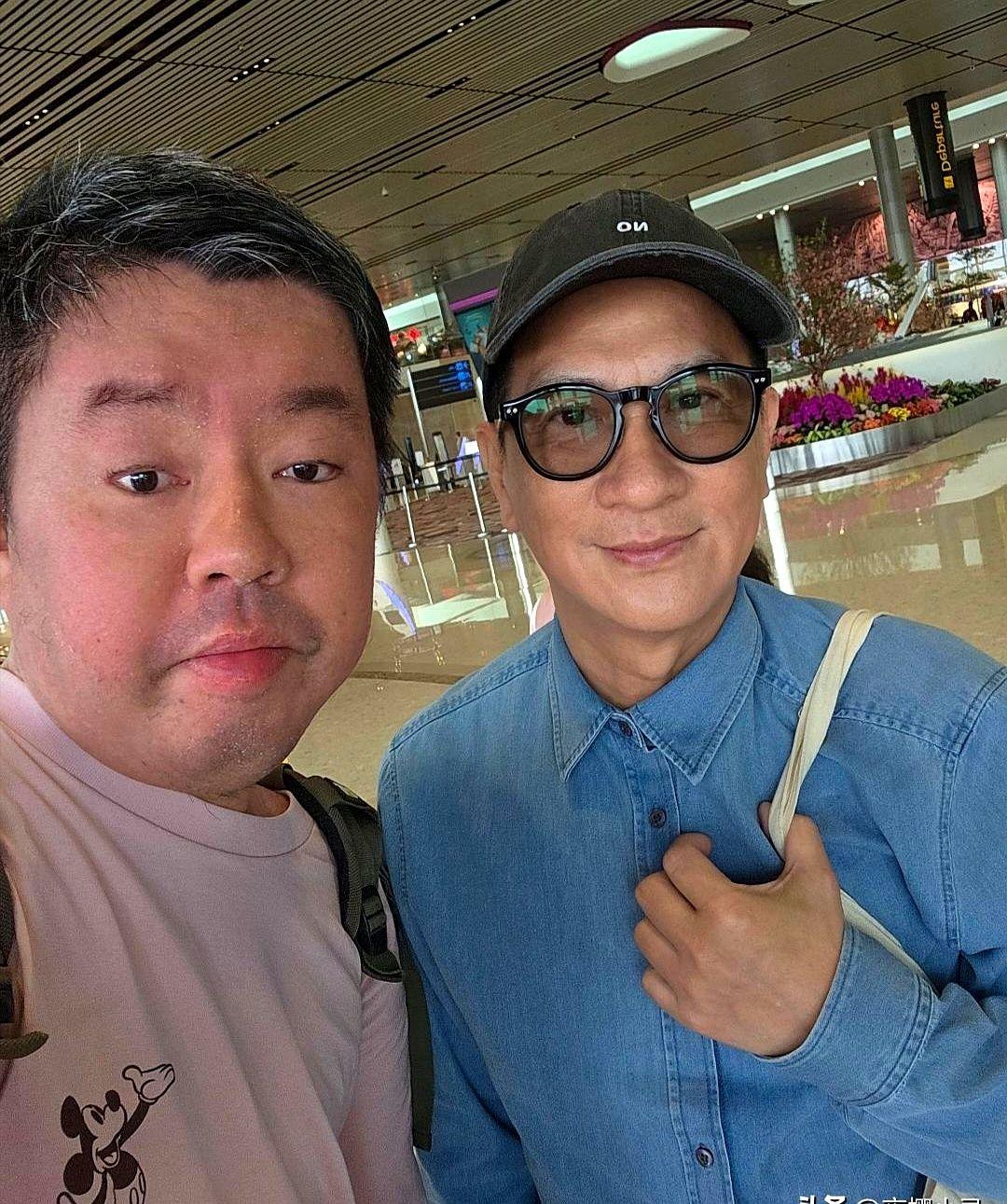 关咏荷这状态，说她60多岁谁信？！

最近在新加坡机场，有人撞见张家辉两口子。关