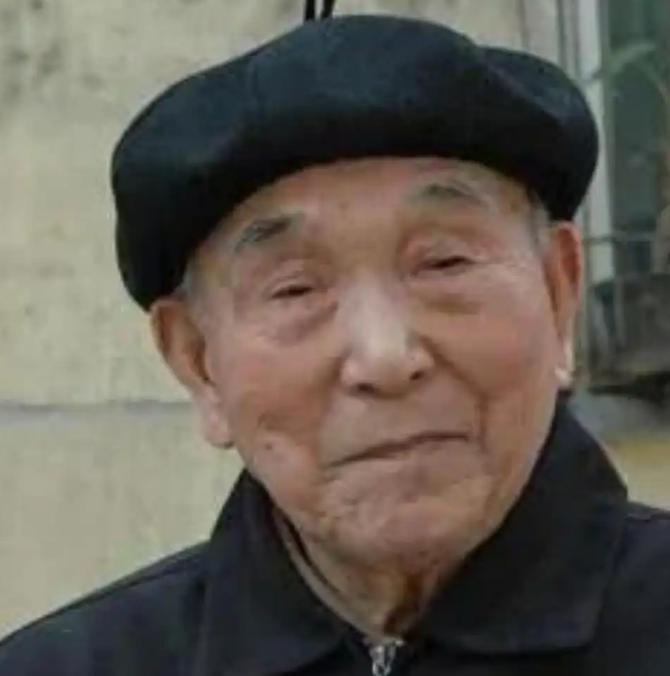 2010年的一天，山东济南一条普通街道上，很多人自发聚在一起。送别一位老人。老人