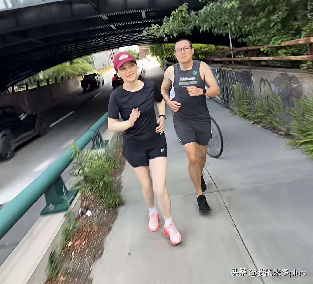 梅婷一家在美国波士顿过暑假，她和老公早起晨练，夫妻俩一起挑战慢跑10公里。曾剑穿