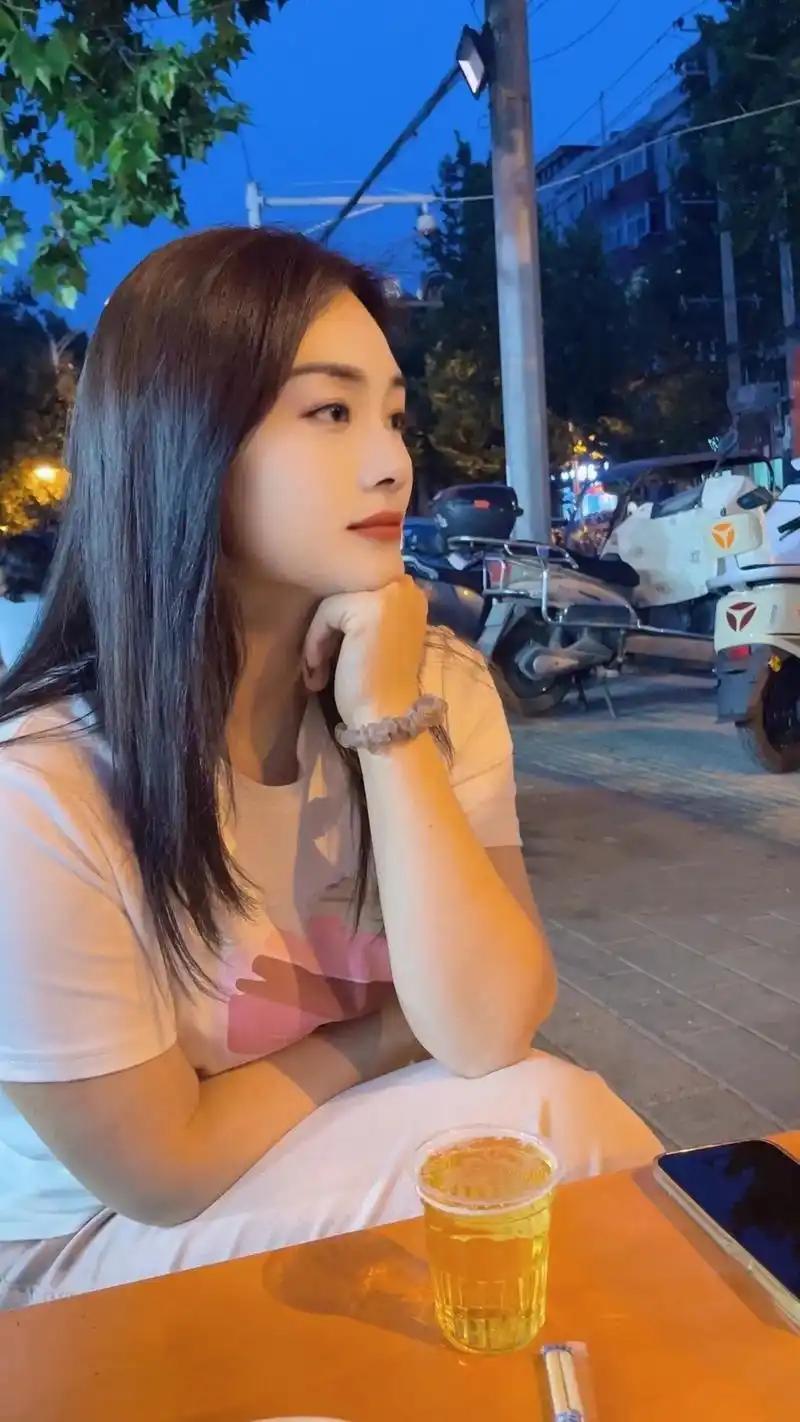 苦练成语200天！

第十三天-----说女人漂亮的成语25个

国色天香   