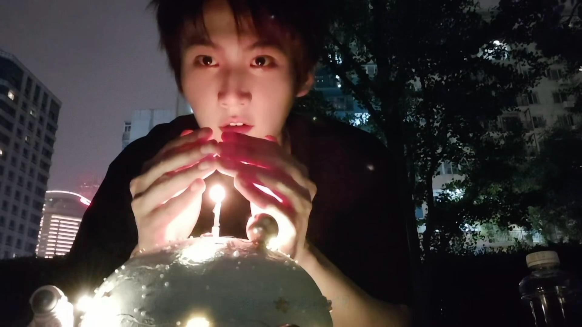 周柯宇真的是爱神来的💧24岁的零点，和线上的粉丝们一起吹灭生日蜡烛