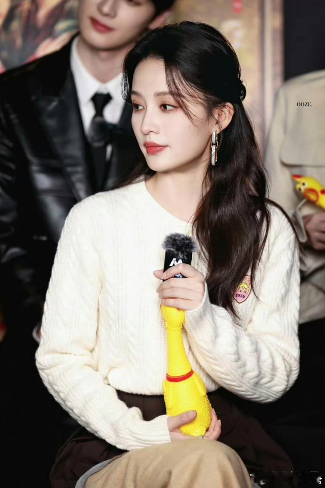 李沁造型师上热搜后立马换衣服了李沁造型师上热搜后立马换衣服了，网友：李姐这造型太