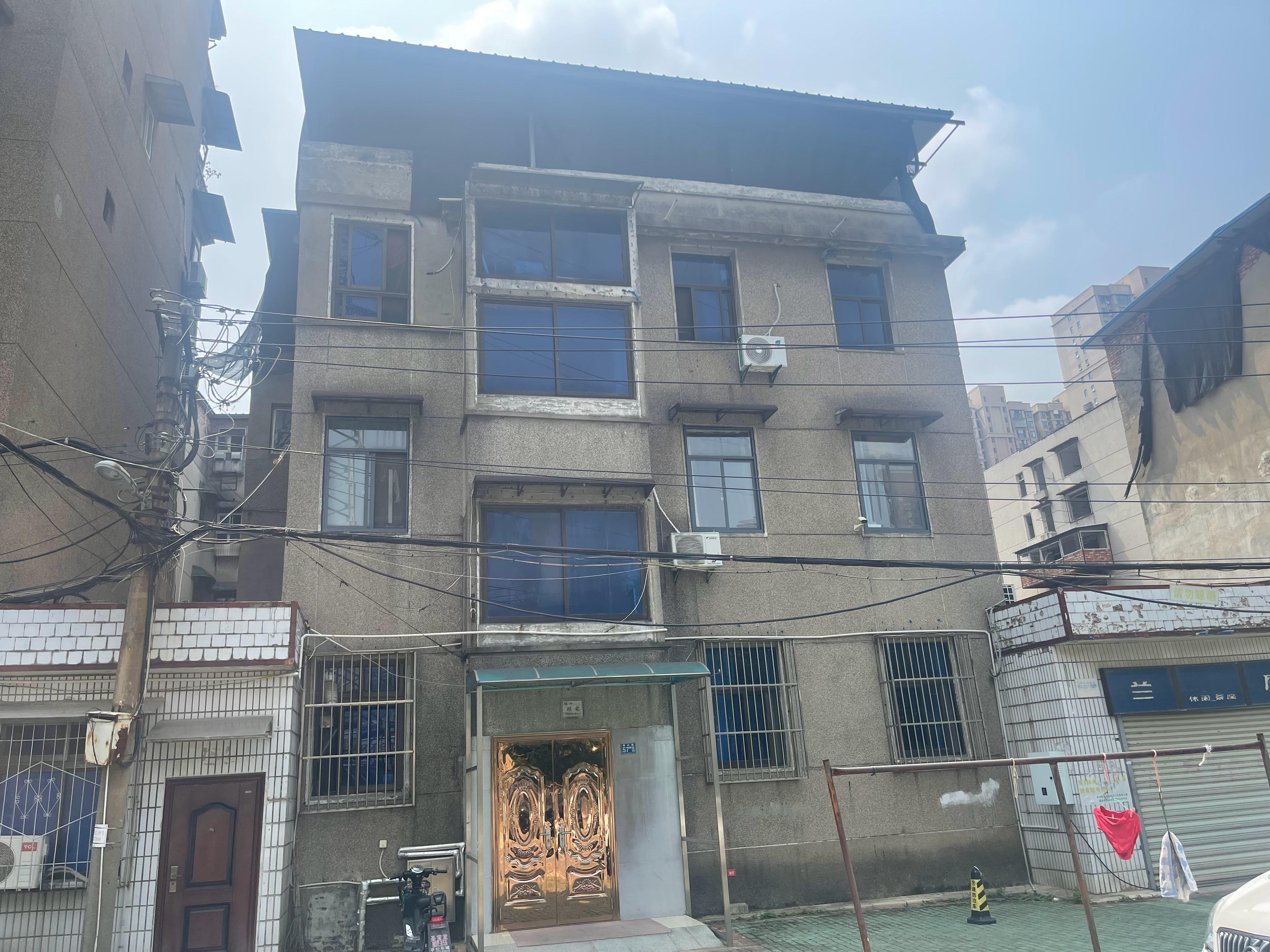 朋友的家 ，一栋楼，三层半旁边还有车库加 200平院子马上面临拆迁 周边都是高楼