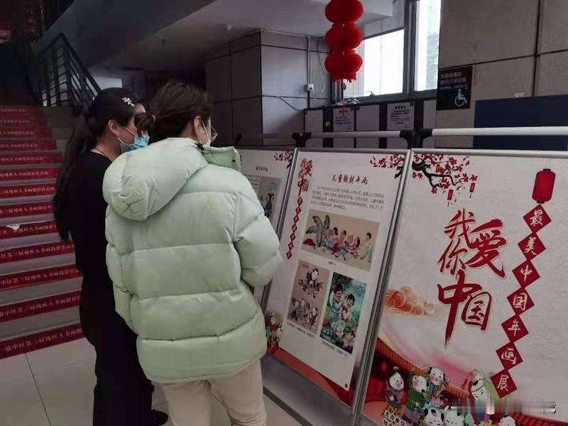 今天送闺女上学，校门口正好布置了古诗词展板。
我指着《静夜思》跟她嘚瑟：“闺女你