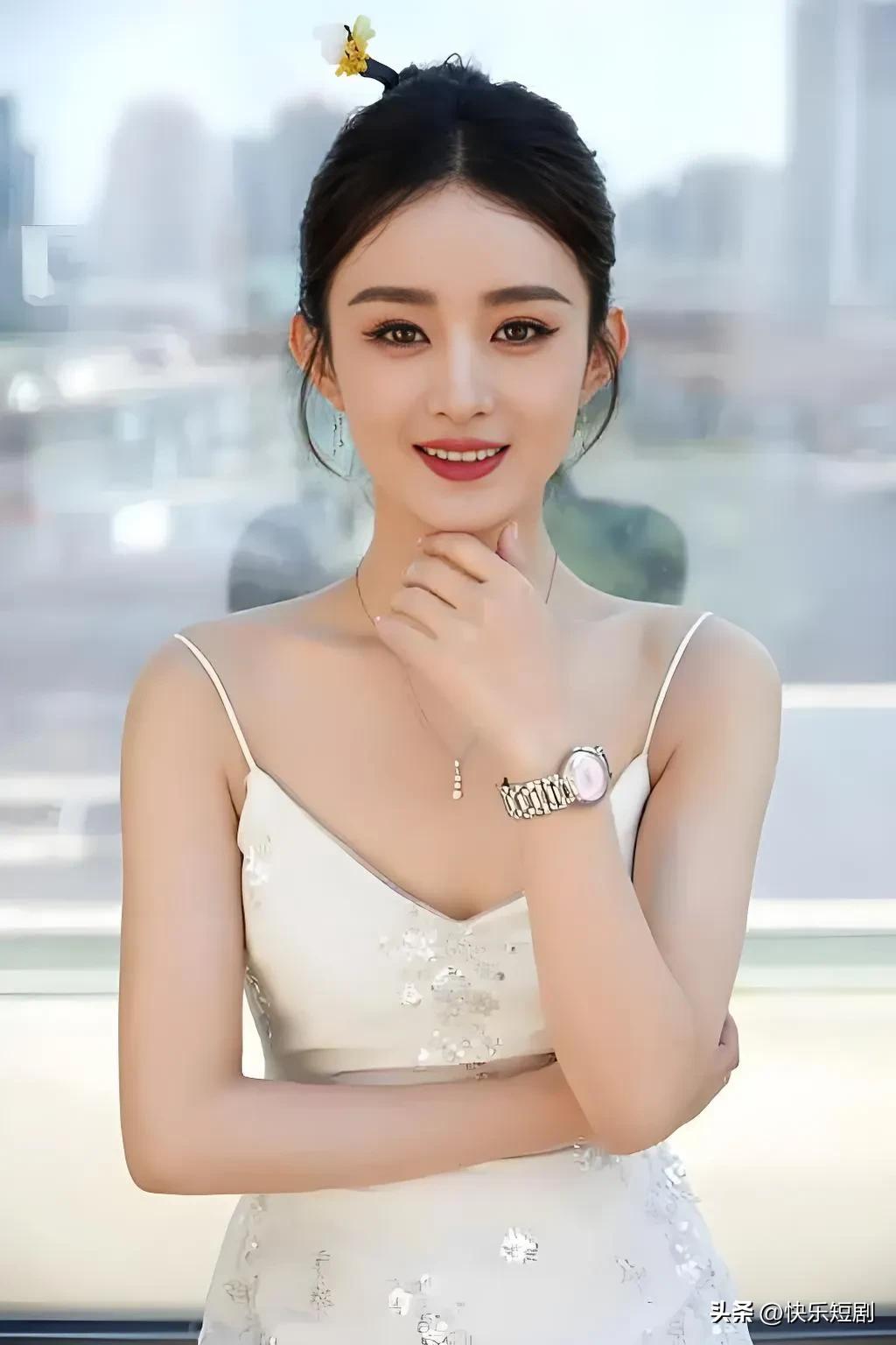 #怎么用一句话概括赵丽颖#
哇塞，赵丽颖，一个圆脸女神，用演技在娱乐圈“杀”出一