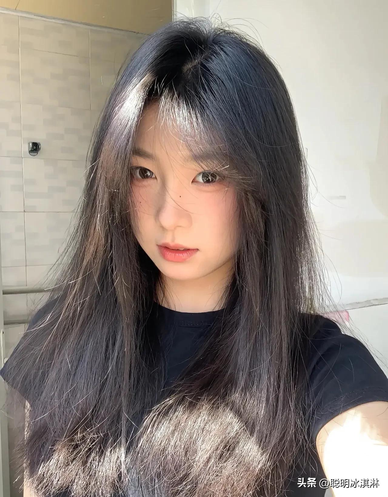 瞧这圆溜溜的大眼睛，  
连打哈欠都像在卖萌，
谁能顶得住？