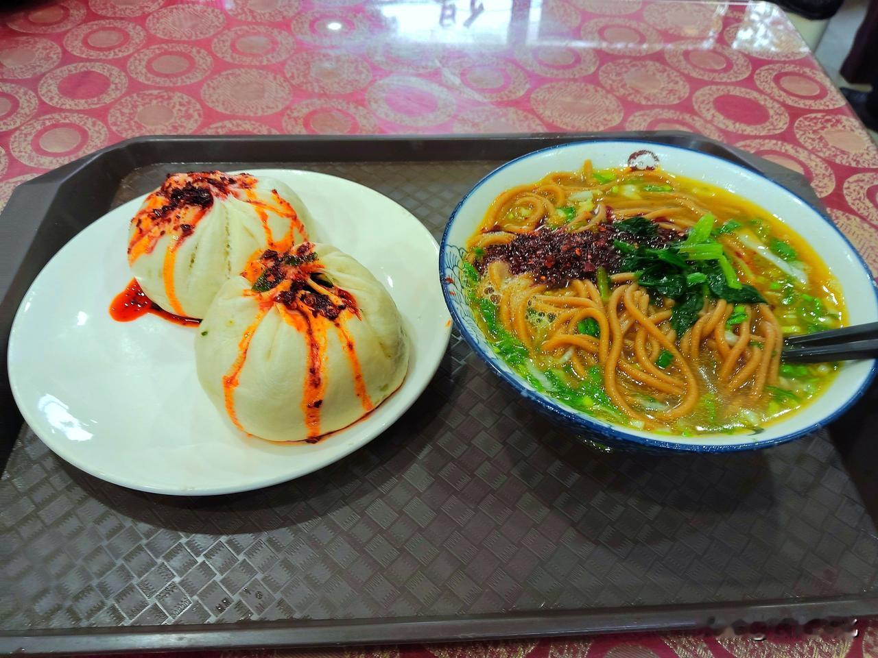 说说陇西长安路与云田路口交汇处的“荞香李”。顾名思义，“荞香李”是卖饸饹面（荞面