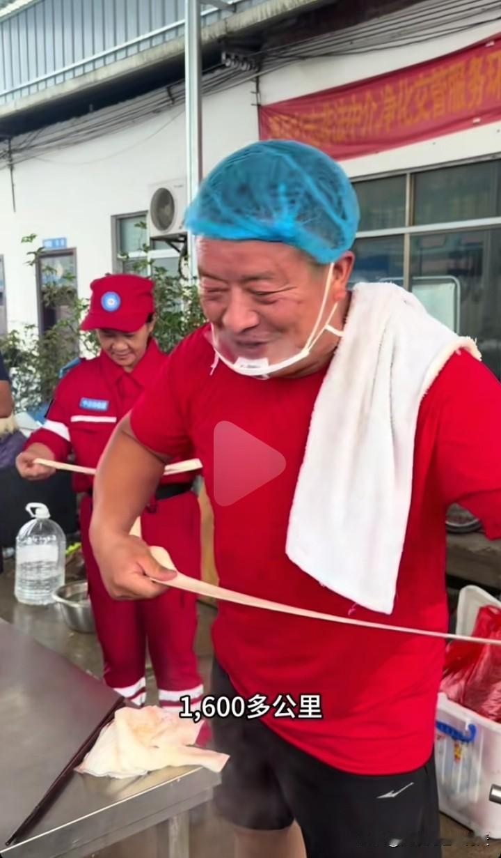 1600多公里，22个小时，河南洛阳的漂流哥带着他的6000份烩面顺利到达了灾区