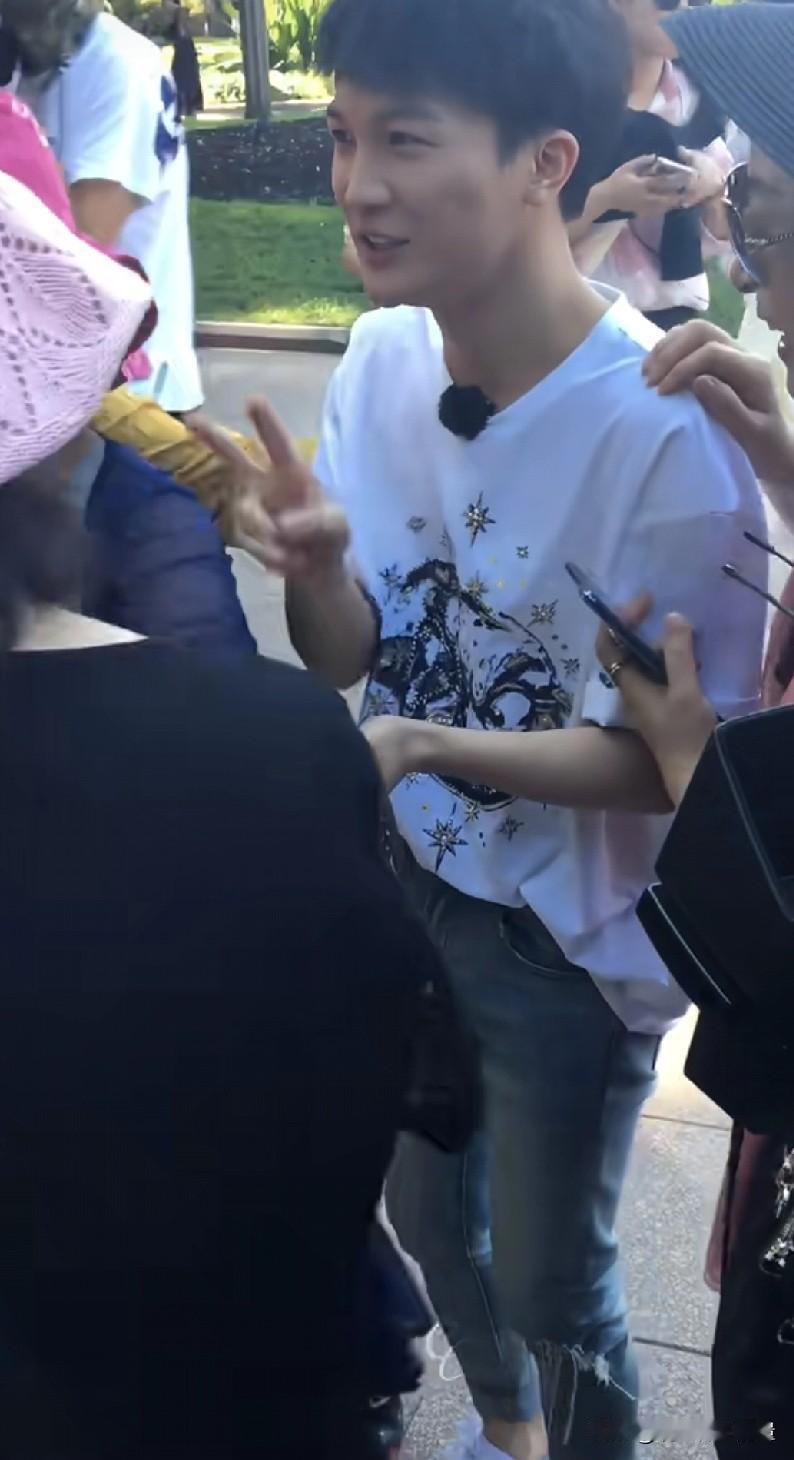 周深悉尼街头被阿姨粉丝表白，阿姨们争着合影！