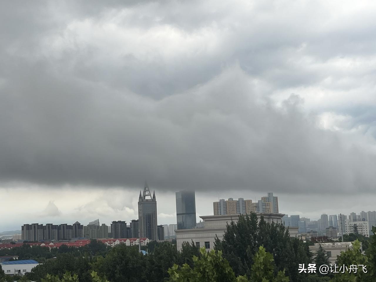 这个就是夏天暴雨带来的威压，体会到了“黑云压城城欲摧”的感觉了。