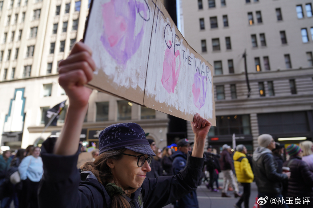 【为美国游行示威“不要国王”口号点赞，孙玉良：人民才是真正的王】这几天，美国街头