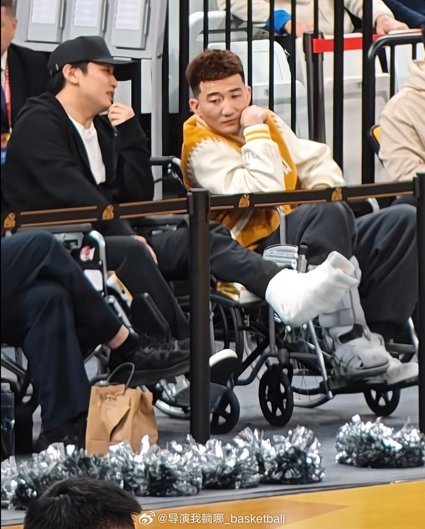 CBA的场边也非常有意思，孙铭徽和广厦投资人楼明的儿子一起坐轮椅上在场边观看广厦