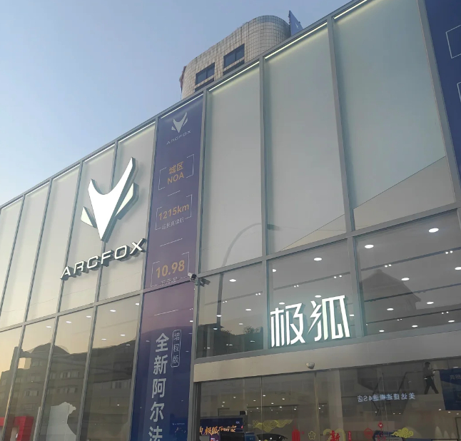 库存高位，车市承压。5月经销商库存系数1.63，环比降13.8%，自主1.38最