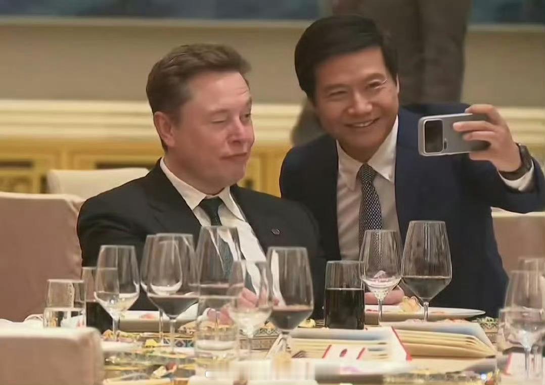 雷军找马斯克合影，马斯克做出搞怪表情特朗普访华欢迎宴会热点现场