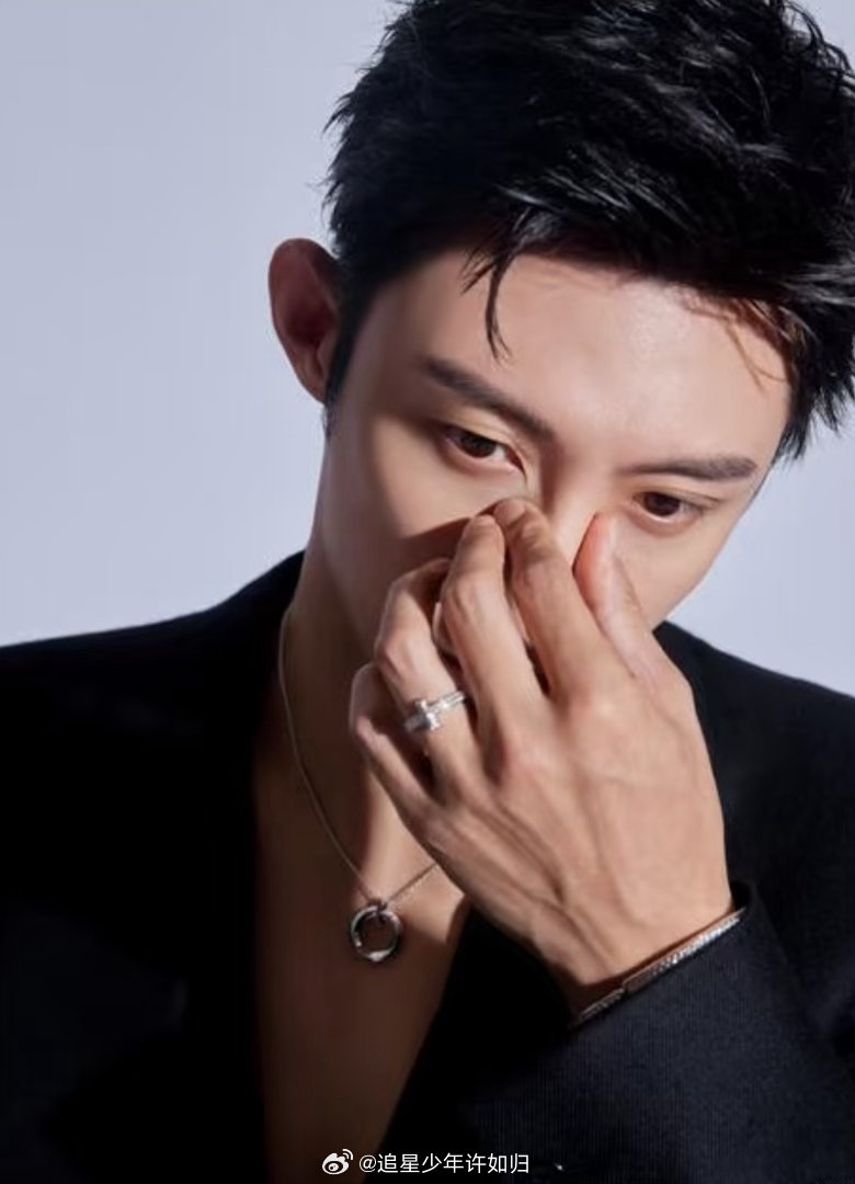 黄景瑜手控天菜 确实对得起这个称号。手指修长，骨节分明，青筋的弧度都刚刚好。手控