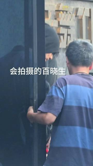肖战最近是有什么新动作吗肖战现身天舞工作室 ​​​网友纷纷在线蹲瓜，肖战最近是有