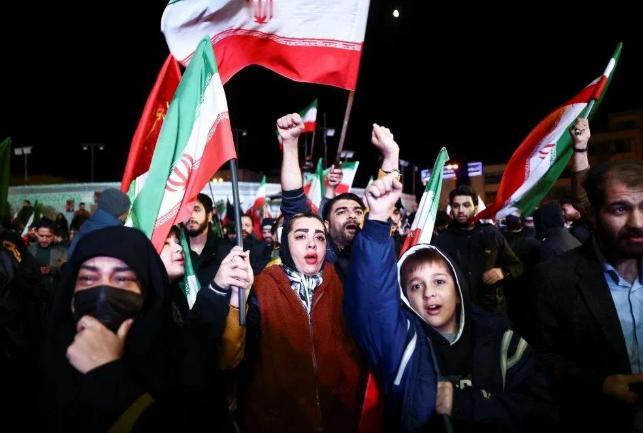 美国两周停火是缓兵计？之前各种强硬喊话，军事动作轮番上演，结果转头就同意临时停火