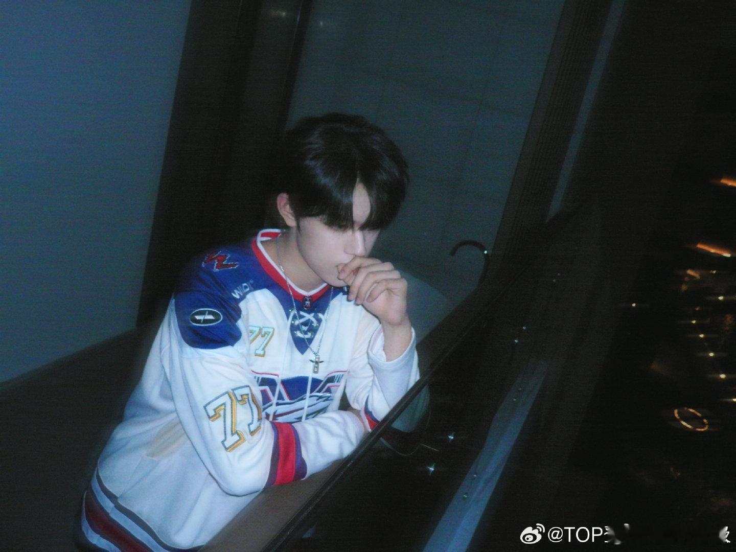 张极做这个动作啥意思 张极C位烧舞dangerous 张极C位舞台表现力真的绝了