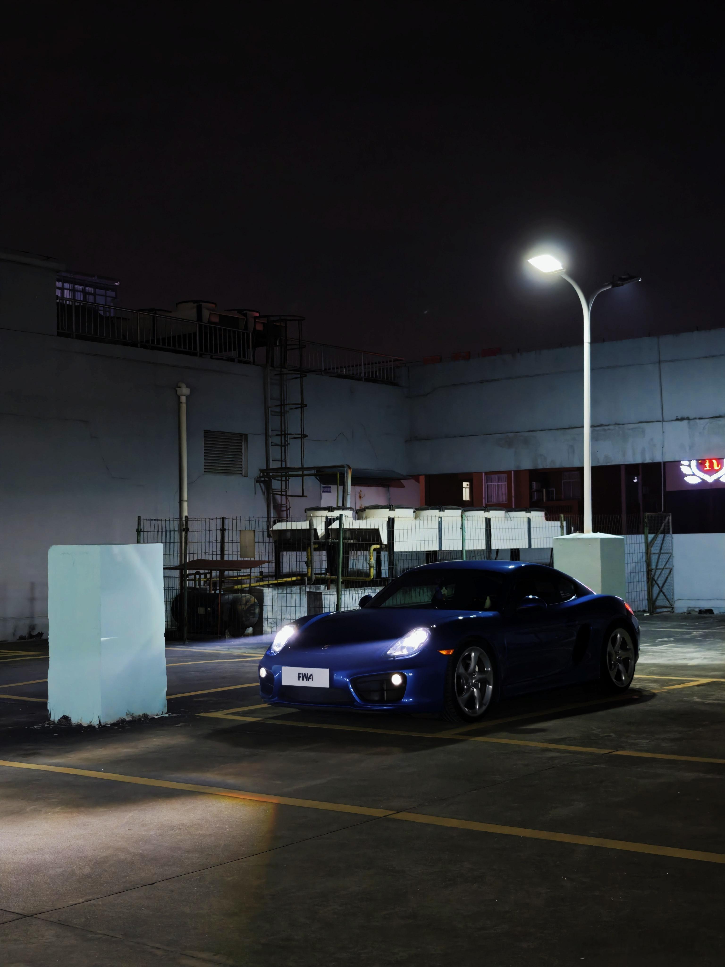 波子的宝石蓝在夜晚停车场的灯光下质感拉满手机拍也十分出片 