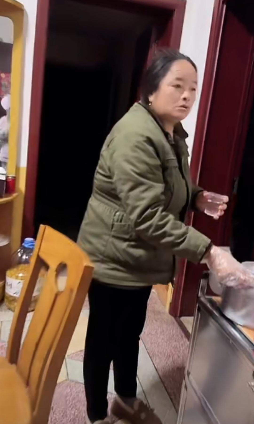 大新闻，大新闻，
对于网络主播小胖墩来说，
这算是大新闻了，
以前网络主播小胖墩