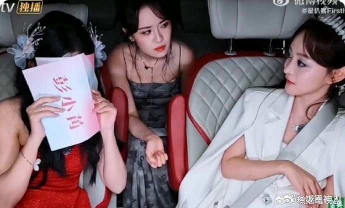 何泓姗[超话]何泓姗淘汰房琪觉得很抱歉 房琪因何泓姗淘汰流露歉意，令人动容。何泓