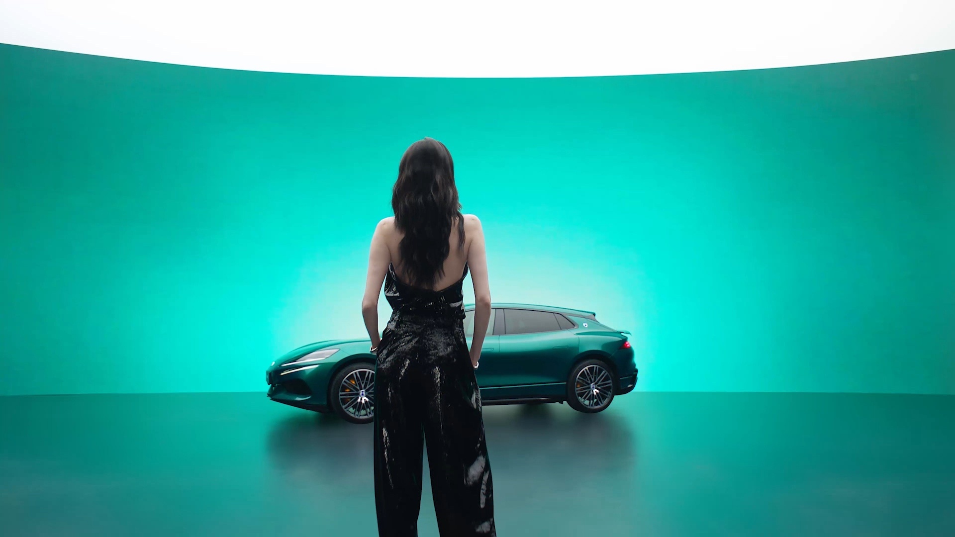 这次腾势Z9GT和何穗的芭莎大片何穗复出新状态给到一个夯，超模和车搭在一起，气场