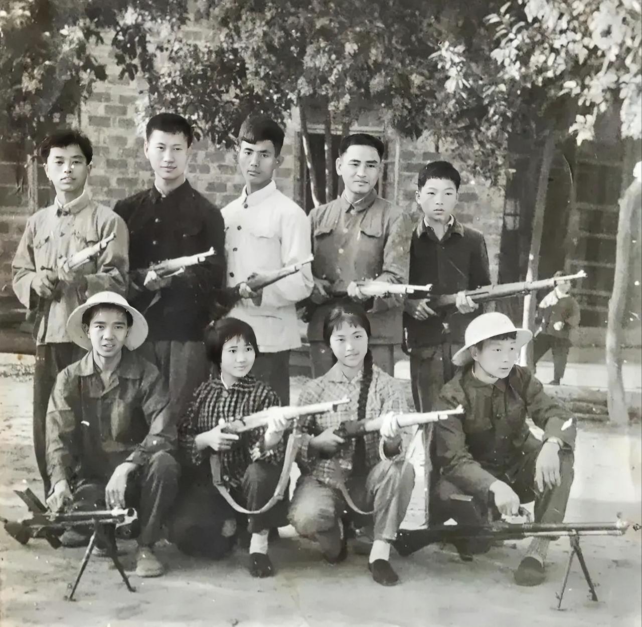 这是上世纪70年代末期，中学生军训期间留下的一张合影。

他们手里拿的枪械，现在