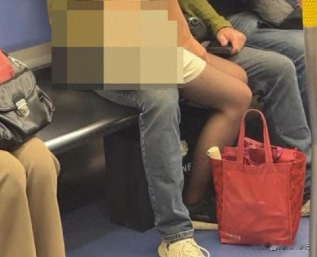 一对男女坐地铁时，迫不及待的就发生了不雅的行为，堪称现场版“活春宫”图。女子当众