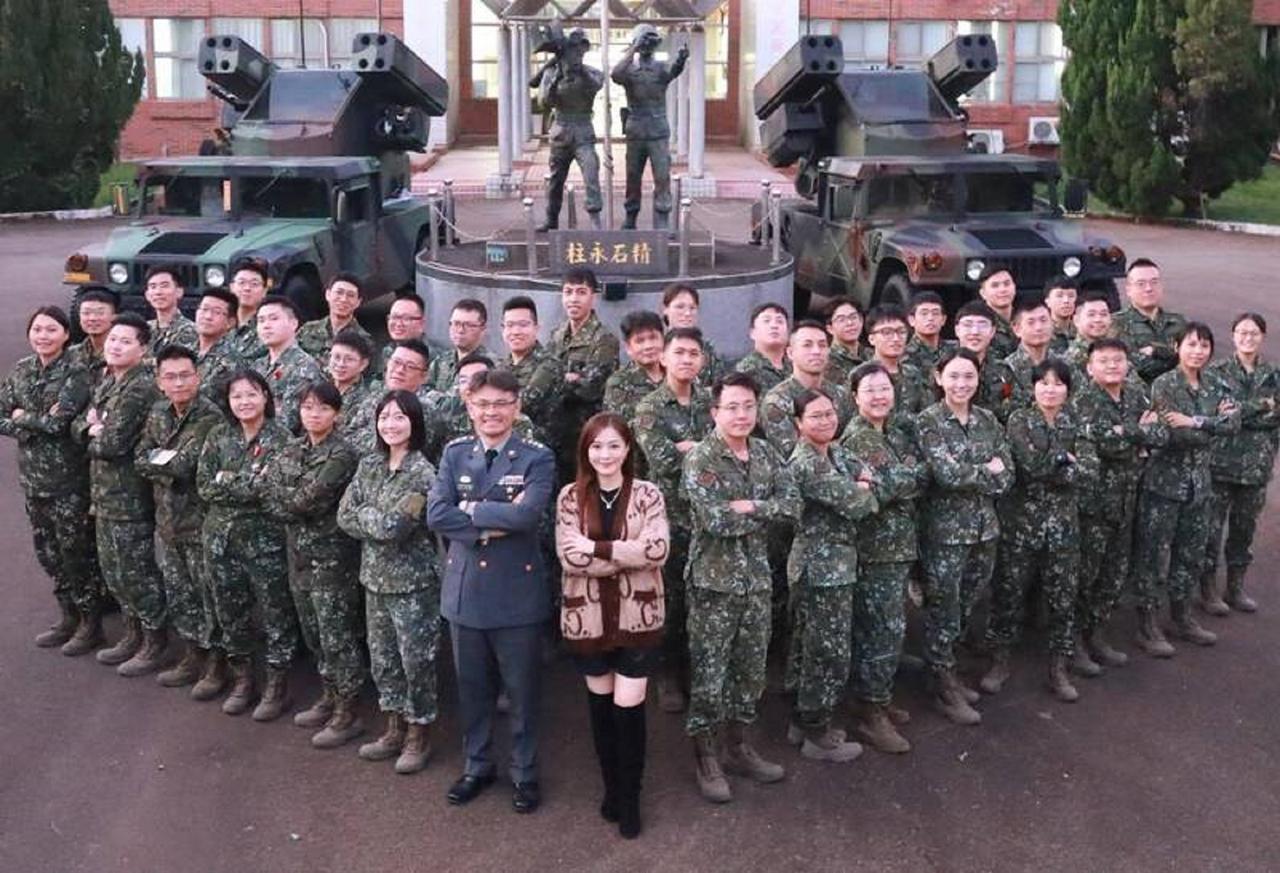 【台军的女兵比例真是挺高】近期，台湾的一个女明星赴台陆军21炮指部“劳军”，与防
