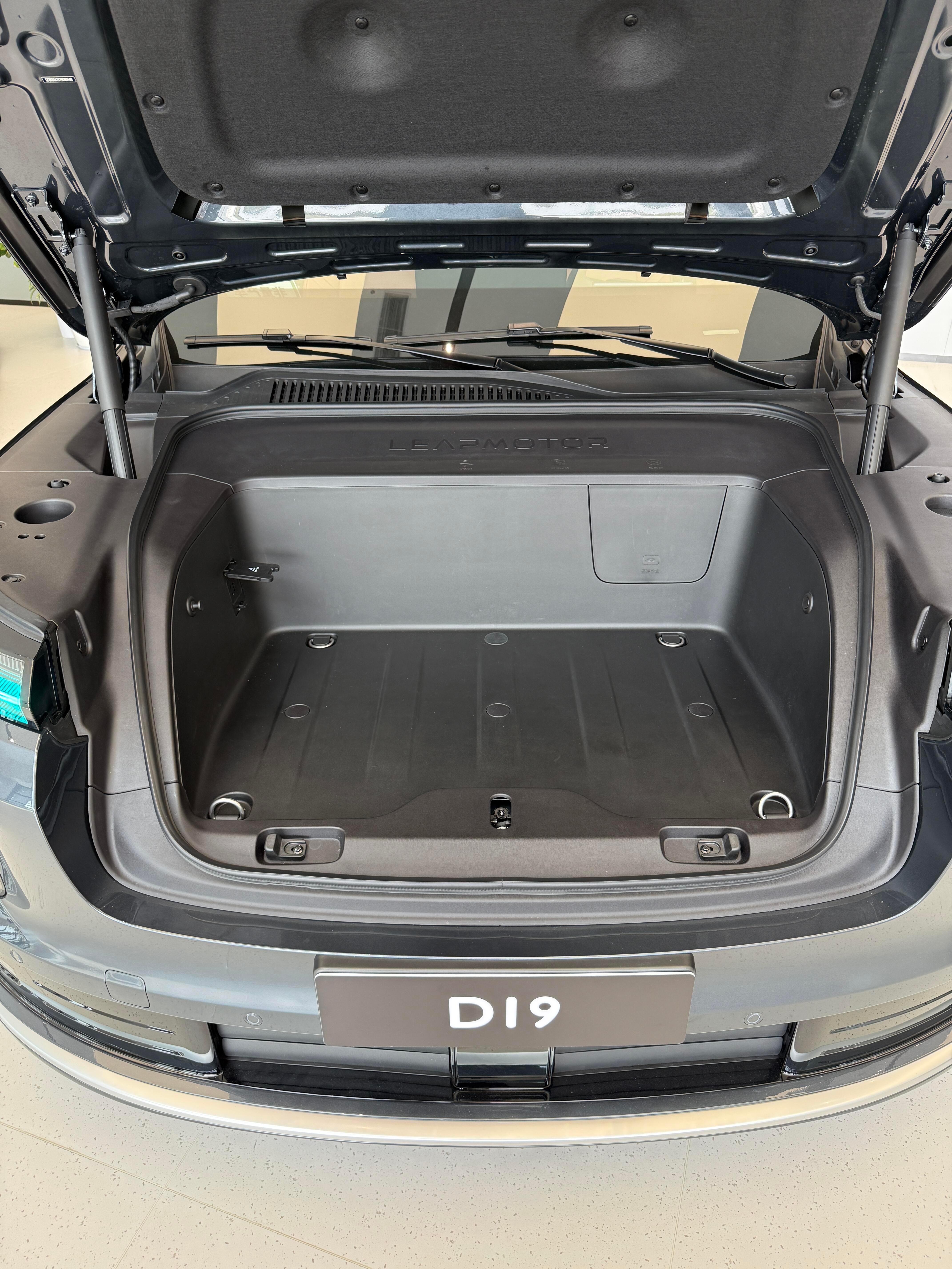 最近看张雪说他为了让车减重1公斤，车上所有的螺丝都是单独开模定制的，定制费用过百