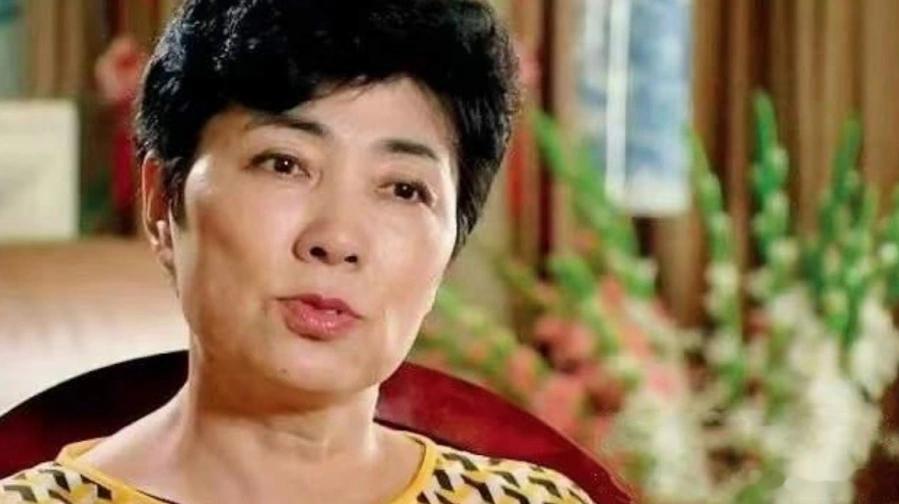 孙燕姿 曲婉婷 曲婉婷这背景，奉劝无关人等还是离远点。曲的妈妈贪污3.5个亿，全
