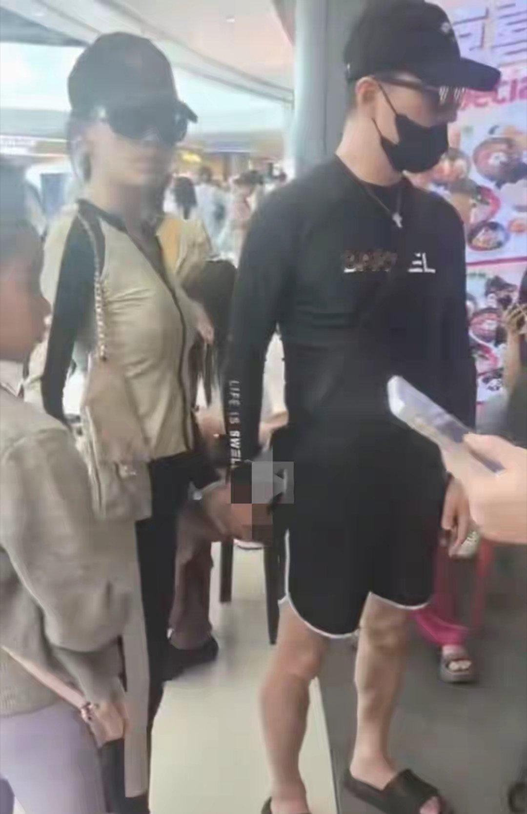 网友偶遇汪峰带女友三亚过年，手牵手逛街好浪漫，老夫老妻即视感 