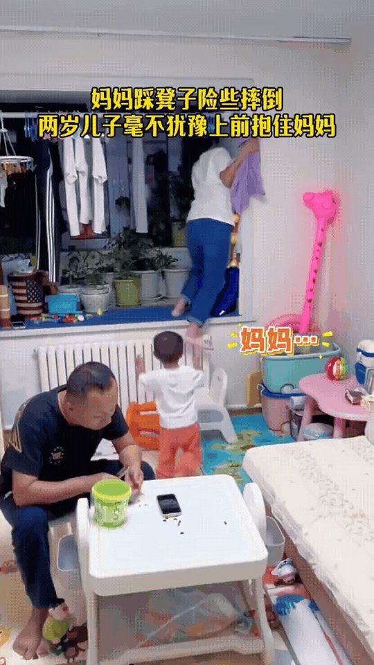 谁懂啊！这就是人类幼崽的偏爱吗？

妈妈踩凳子险摔倒，两岁儿子的反应破防了。
