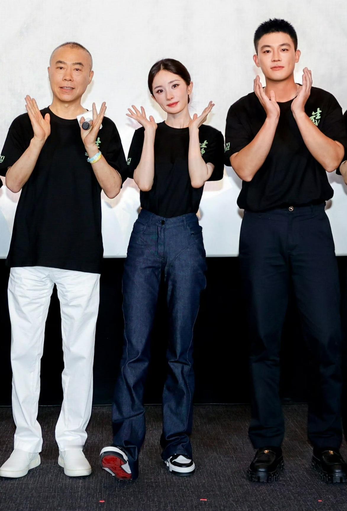 代言人杨幂超经意露出自己的红底鞋[柯基][柯基] ​​​
