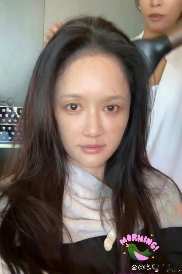 陈乔恩大方晒出素颜照，这差得也太大了 