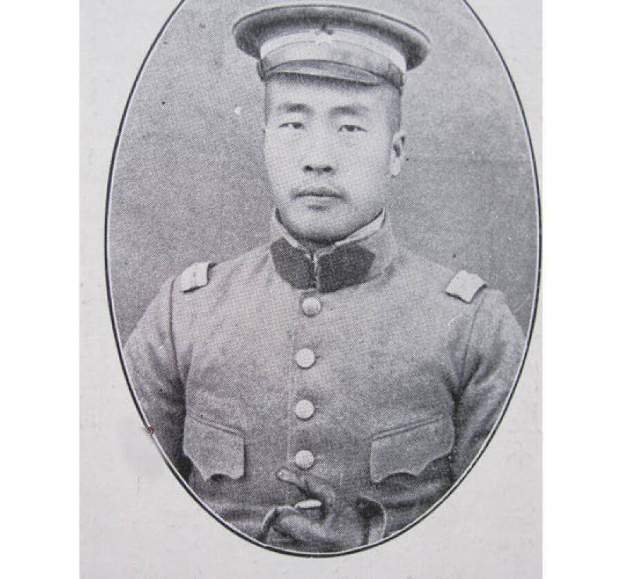 1938年，国军上将韩复榘被枪杀，姨太太纪甘青前往收尸，在坟前哭拜后离开，此后和