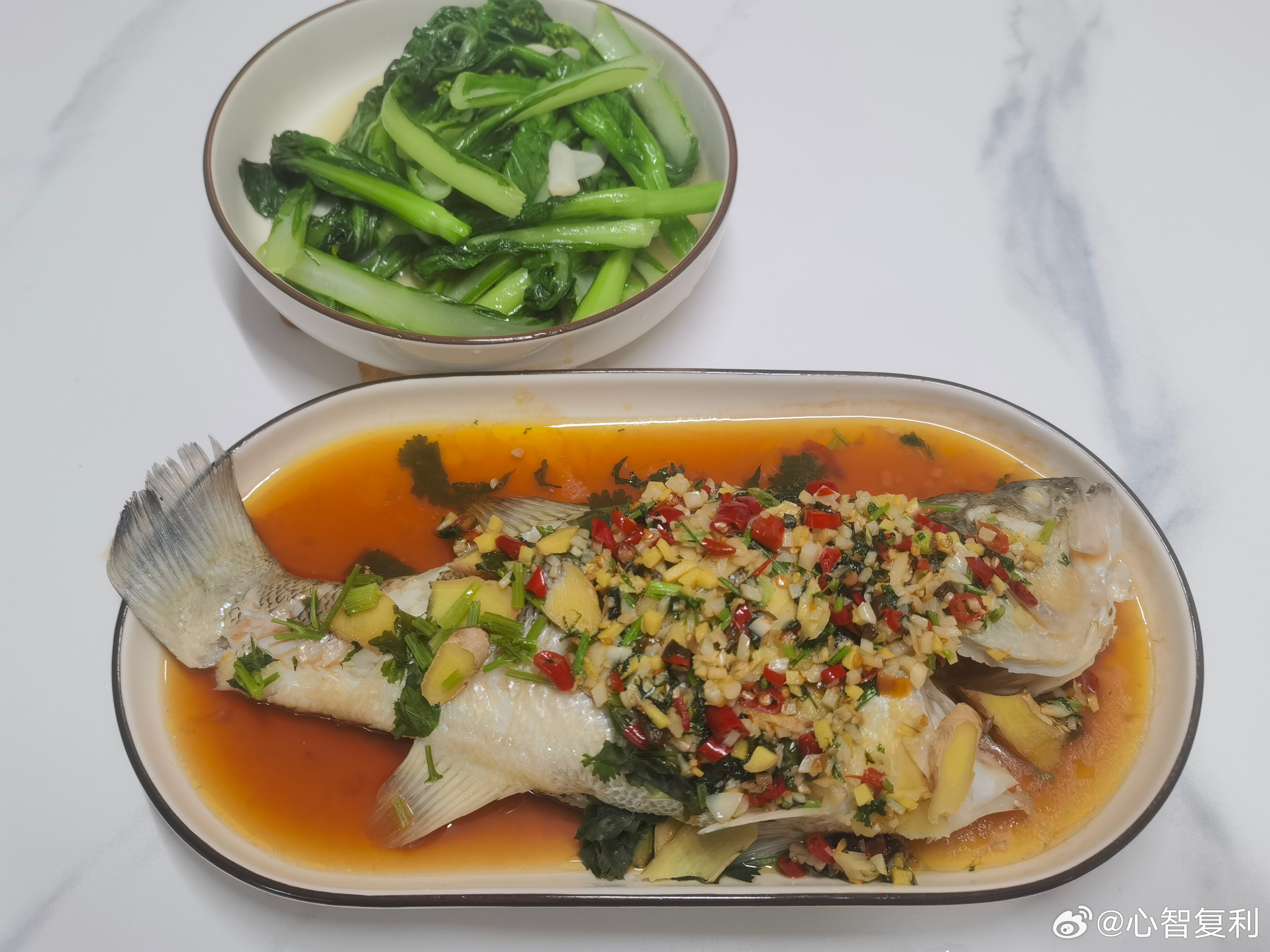 晚餐：清蒸鲈鱼+清炒菜苔周末晚上可以多补补蛋白质 