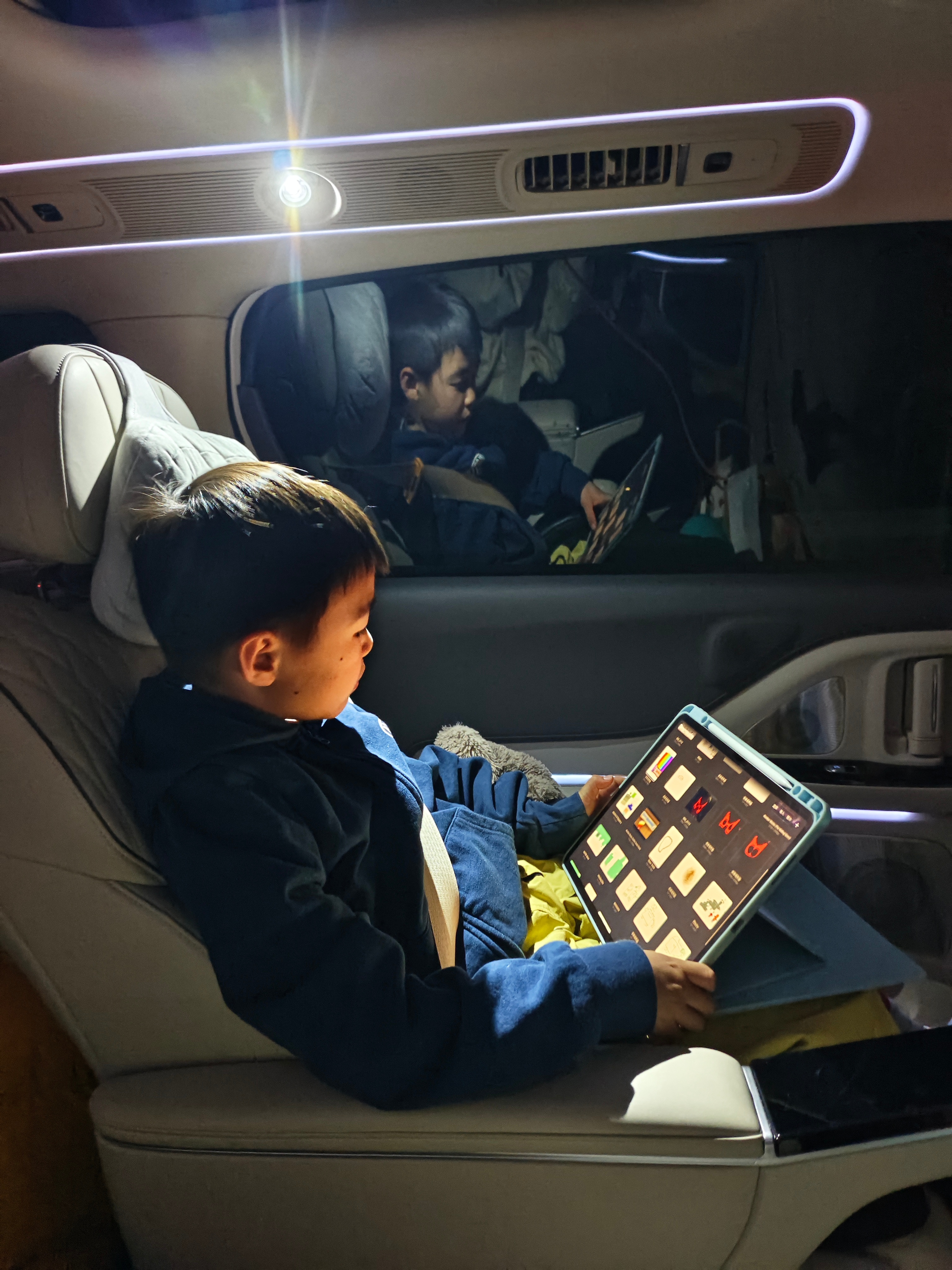 梦想家二排的阅读灯可真不赖，亮度跟飞机上的阅读灯差不多效果角度也刚刚好，而且可以