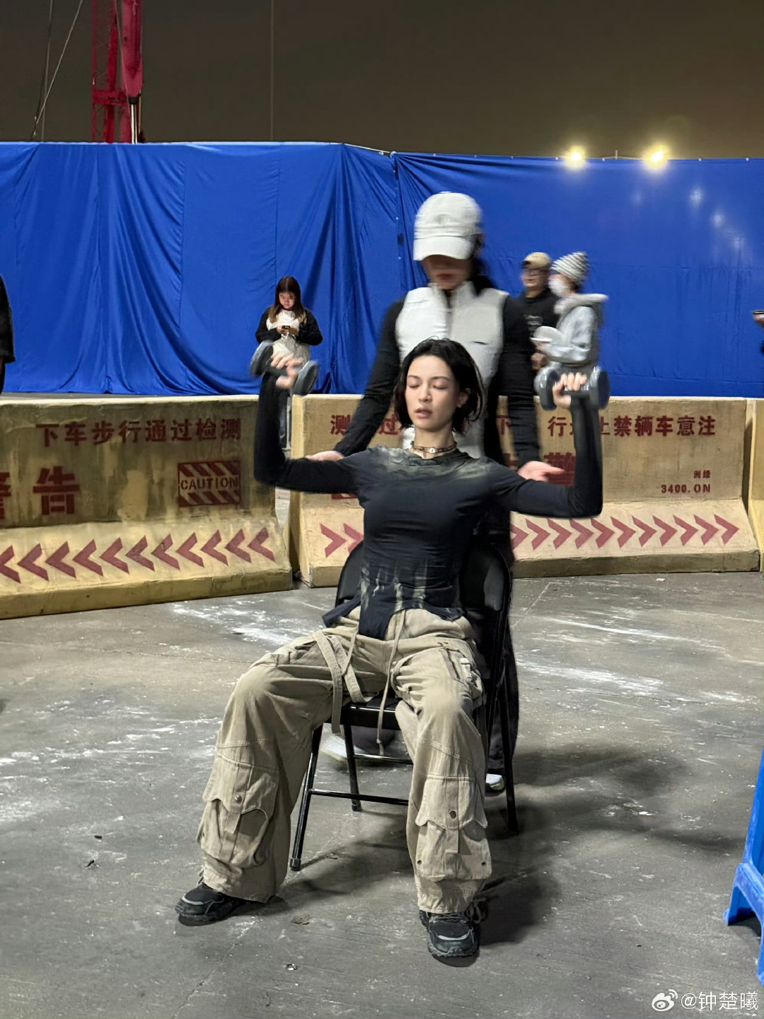 钟楚曦林三酒在异变中求生钟楚曦新剧在异变中求生钟楚曦演的林三酒在异变里求生，脸上