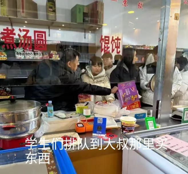 济南大学超市老板娘与校方联手，竟因泡面售价过低，逼走食堂档口大叔！

据报道，超