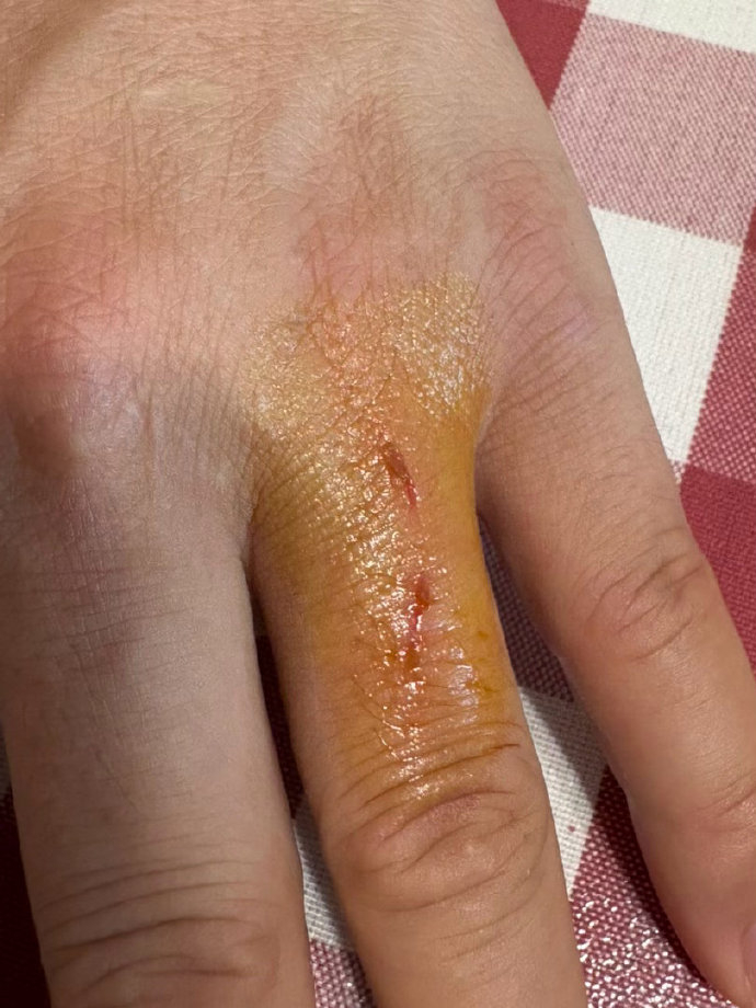 闺女昨天到了奶奶家给我打电话，问是不是座机没缴费欠费了所以打不通。我说不可能，座