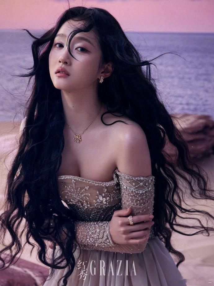 关晓彤拍照动作查重率关晓彤 发现关晓彤超爱这个标志性动作！画面构图相似，但神态风