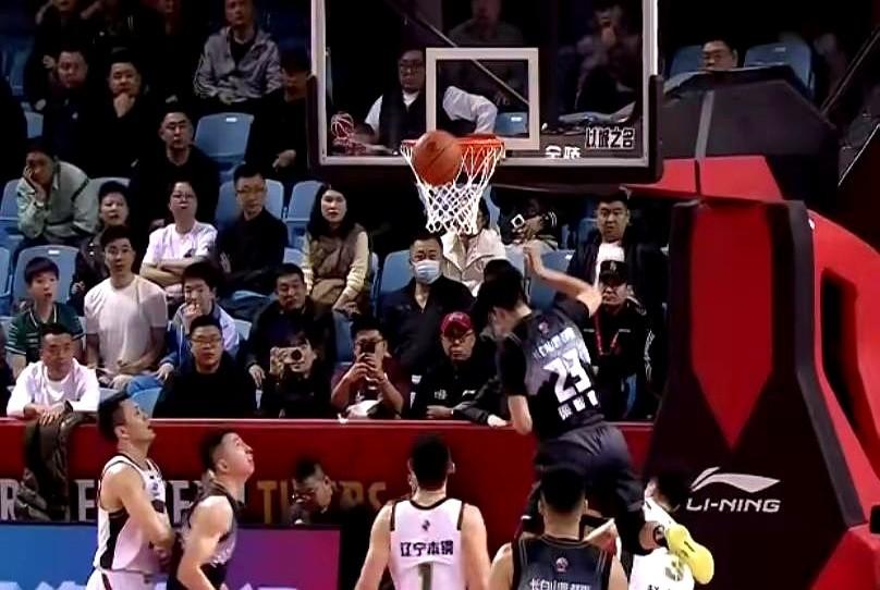 吉林男篮主场把辽宁队给办了！

东北德比，火药味儿没那么浓，反而有点温情。赛前吉